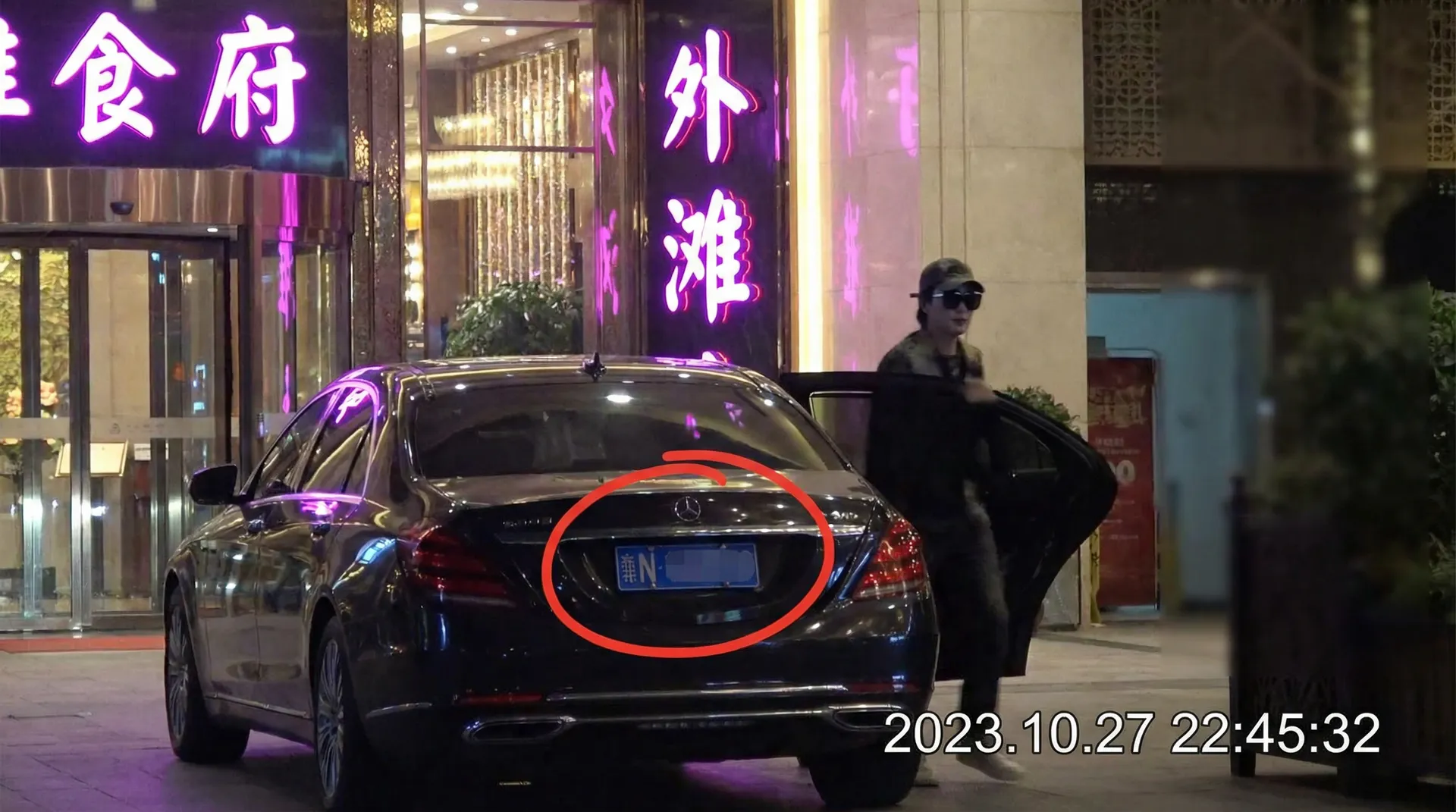 《国产自拍》- 国产自拍自媒体免费观看~网红爆料国产自拍 - 某明星深夜现身高档餐厅被拍